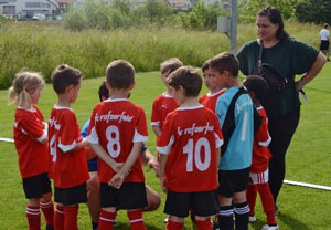 Kinder im Fussballtenü